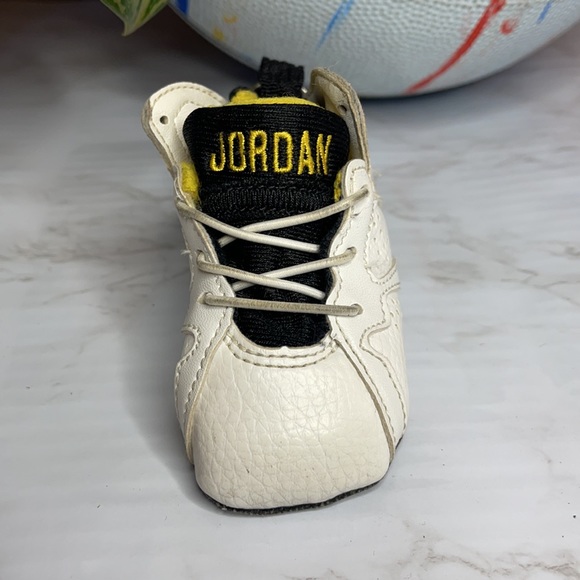 Nike Air Jordan 7 - Varsity Maize Keychain - Picture 2 of 8